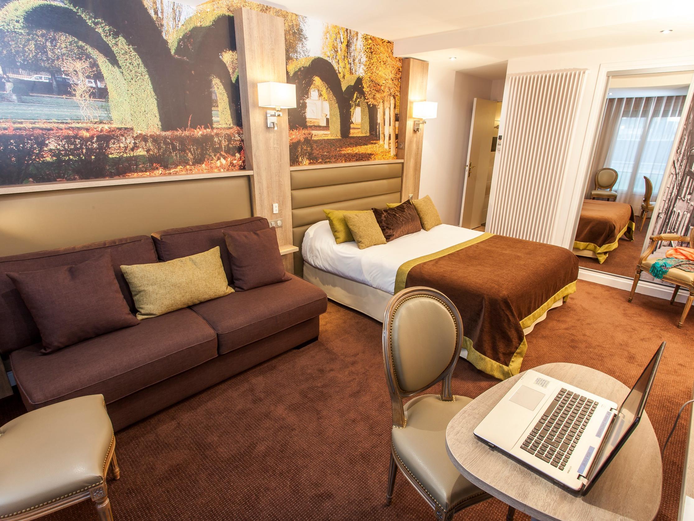 Logis - Le Christina Hotel Bourges Exterior foto