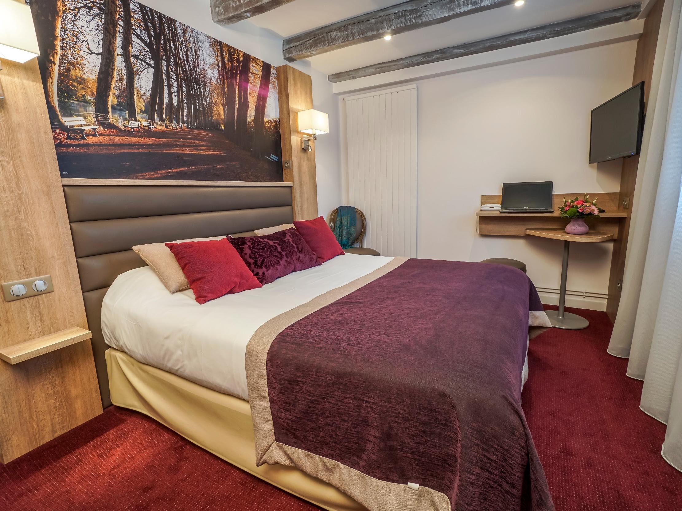 Logis - Le Christina Hotel Bourges Exterior foto