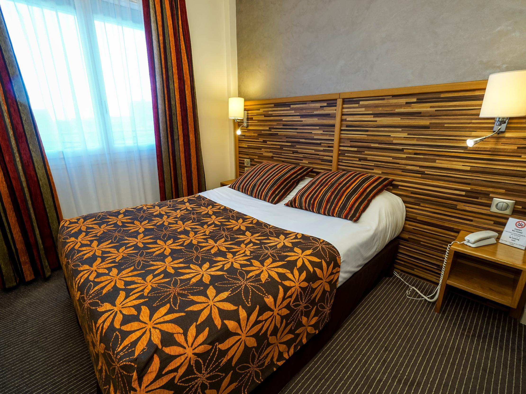 Logis - Le Christina Hotel Bourges Exterior foto