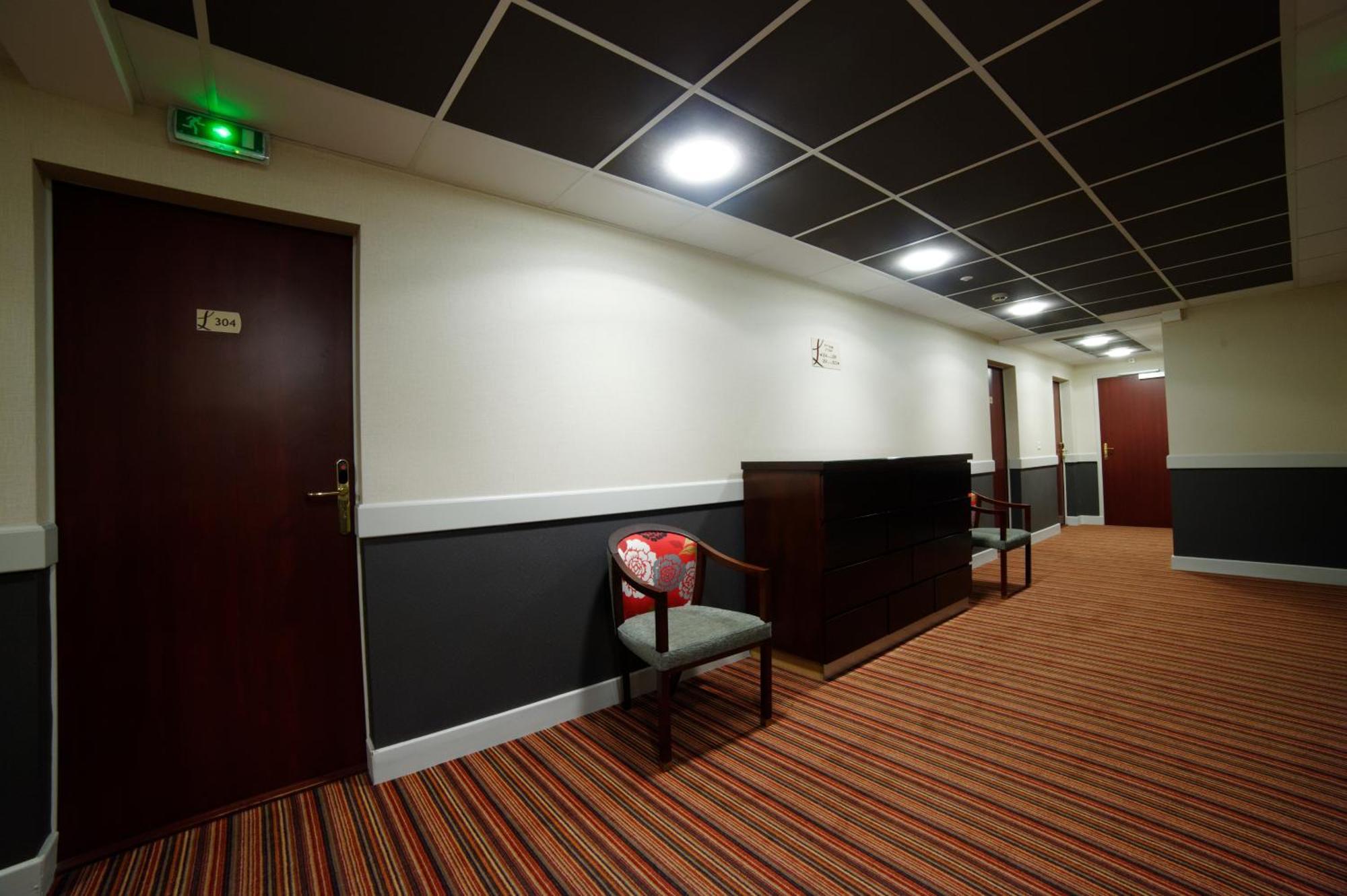 Logis - Le Christina Hotel Bourges Exterior foto