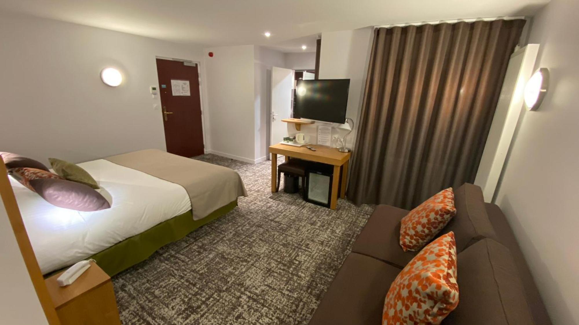 Logis - Le Christina Hotel Bourges Exterior foto